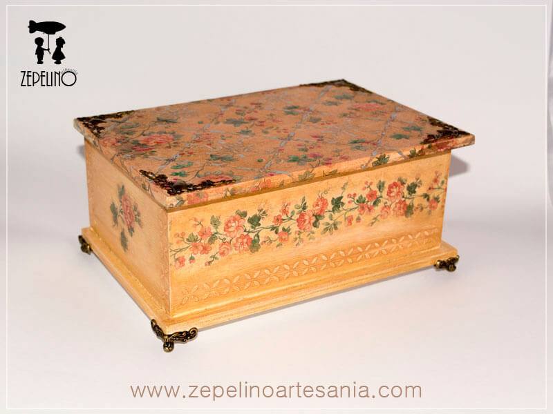 Caja con flores, pasta de relieve y envejecida